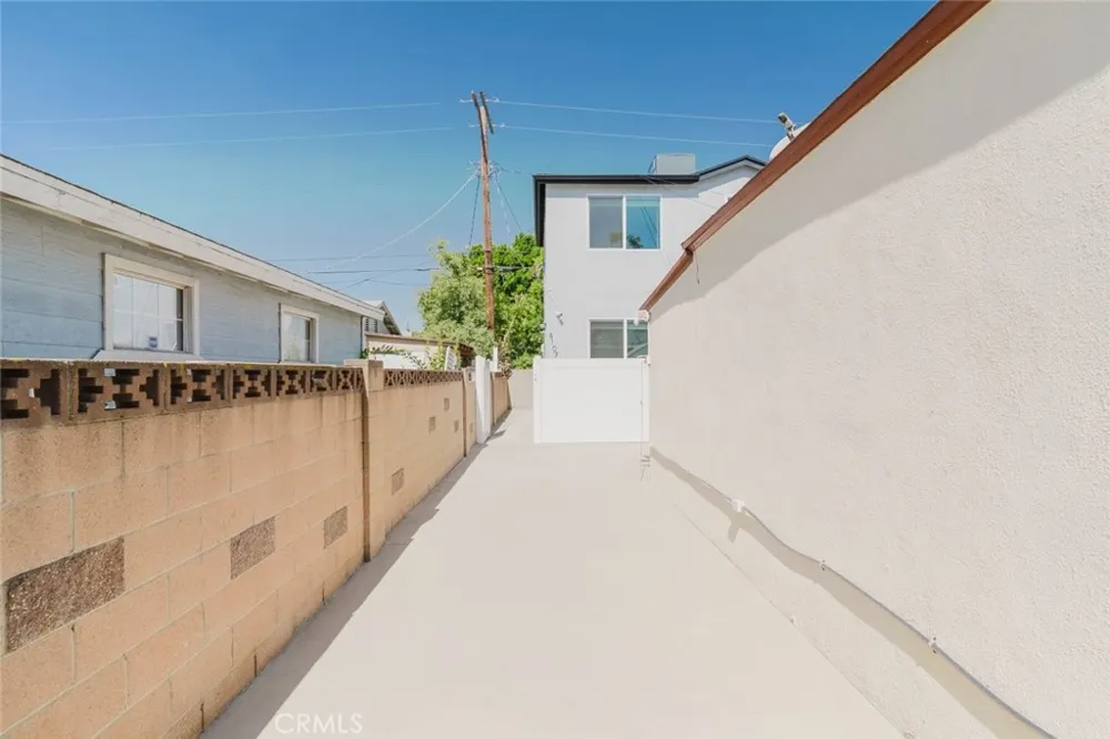 8107 Lemona Avenue Panorama City, CA 91402