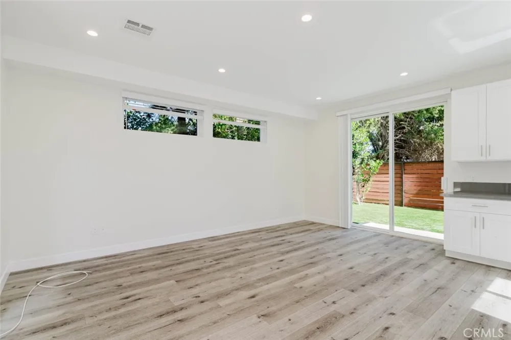 8107 Lemona Avenue Panorama City, CA 91402