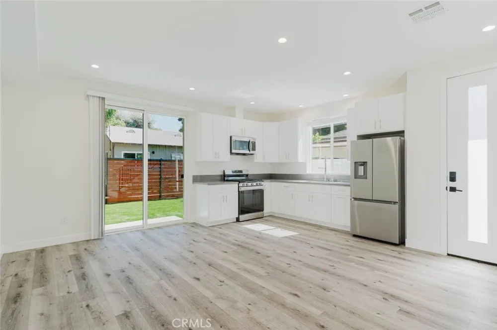 8107 Lemona Avenue Panorama City, CA 91402