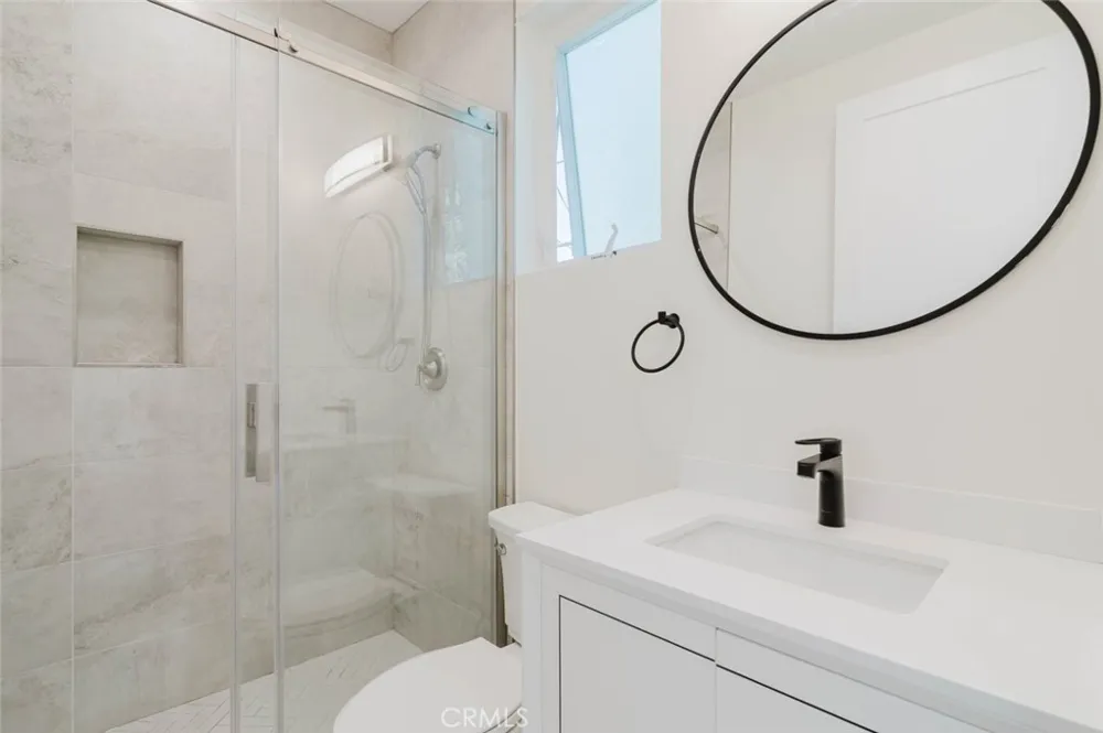 8107 Lemona Avenue Panorama City, CA 91402