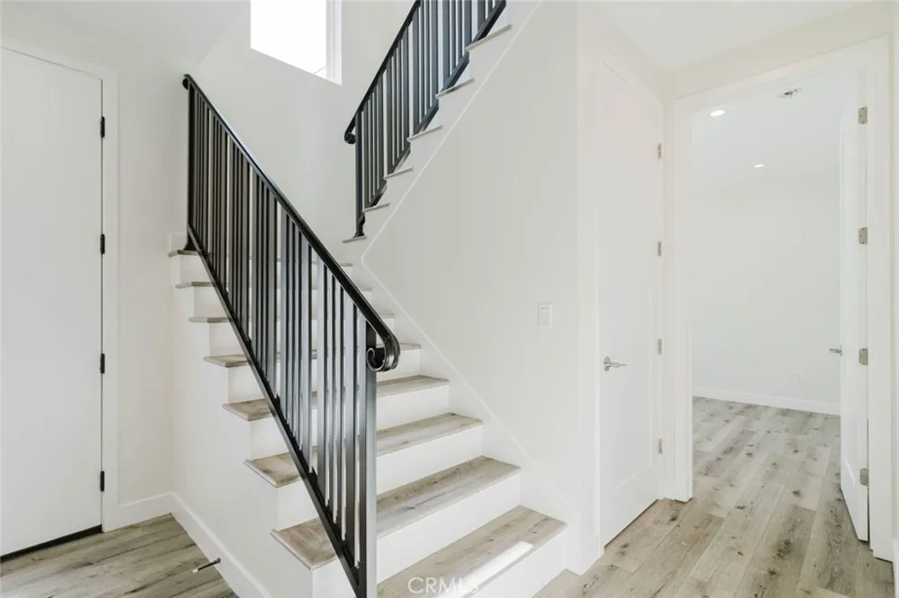 8107 Lemona Avenue Panorama City, CA 91402
