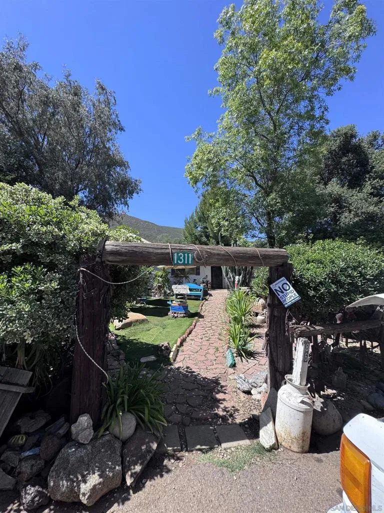 1311 Sunny Acres Alpine, CA 91901