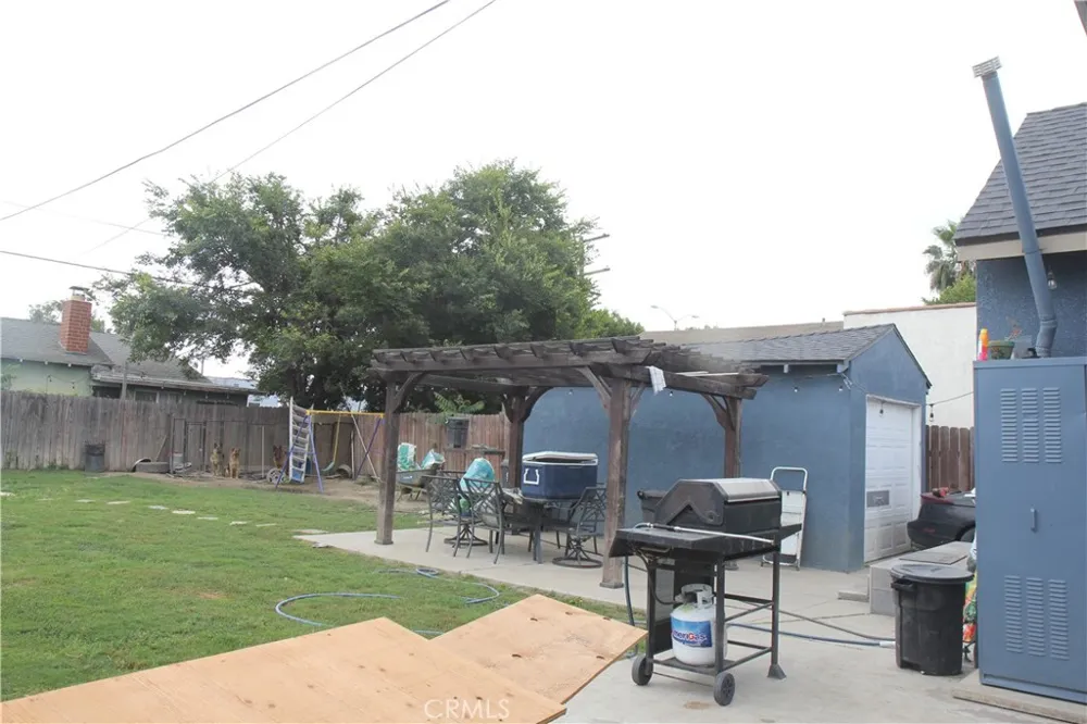 818 S Sloan Compton, CA 90221