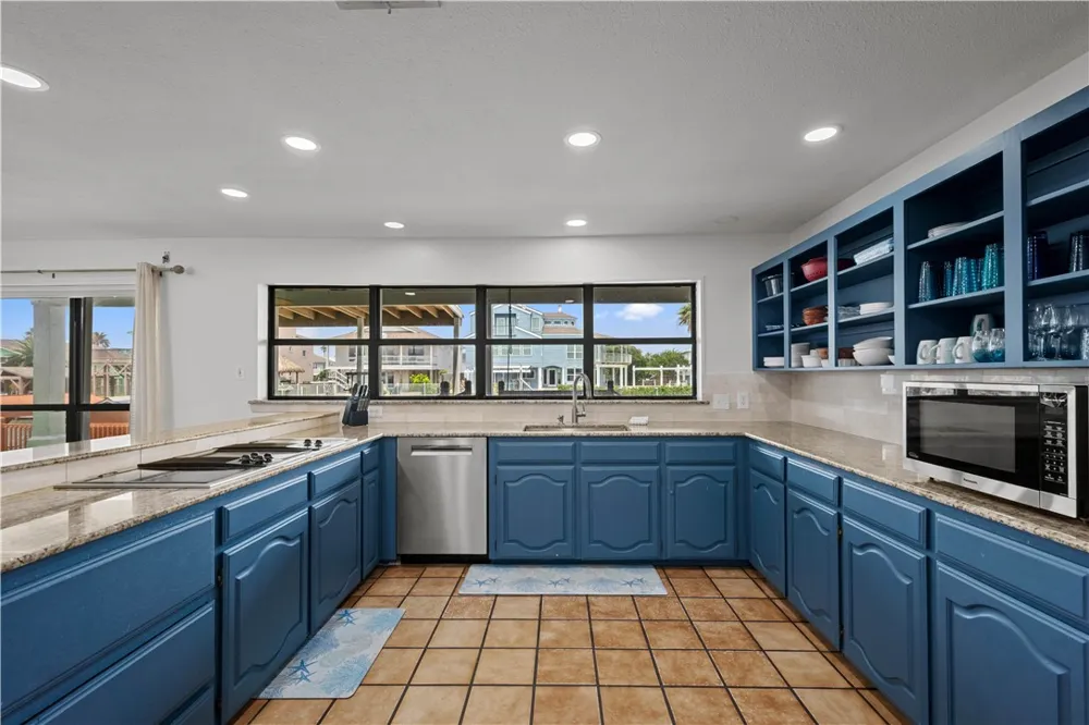 214 Bayview Drive Aransas Pass, TX 78336