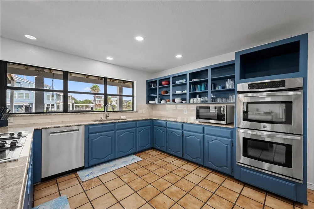 214 Bayview Drive Aransas Pass, TX 78336