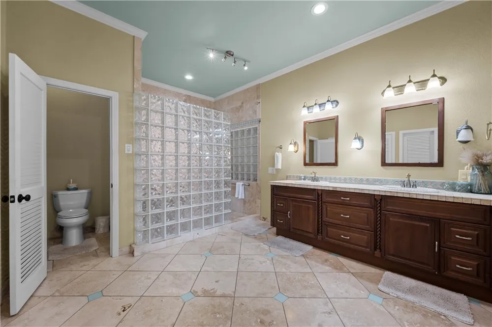 214 Bayview Drive Aransas Pass, TX 78336