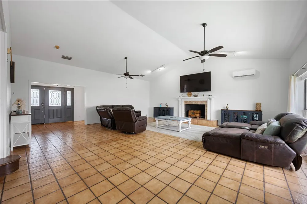214 Bayview Drive Aransas Pass, TX 78336