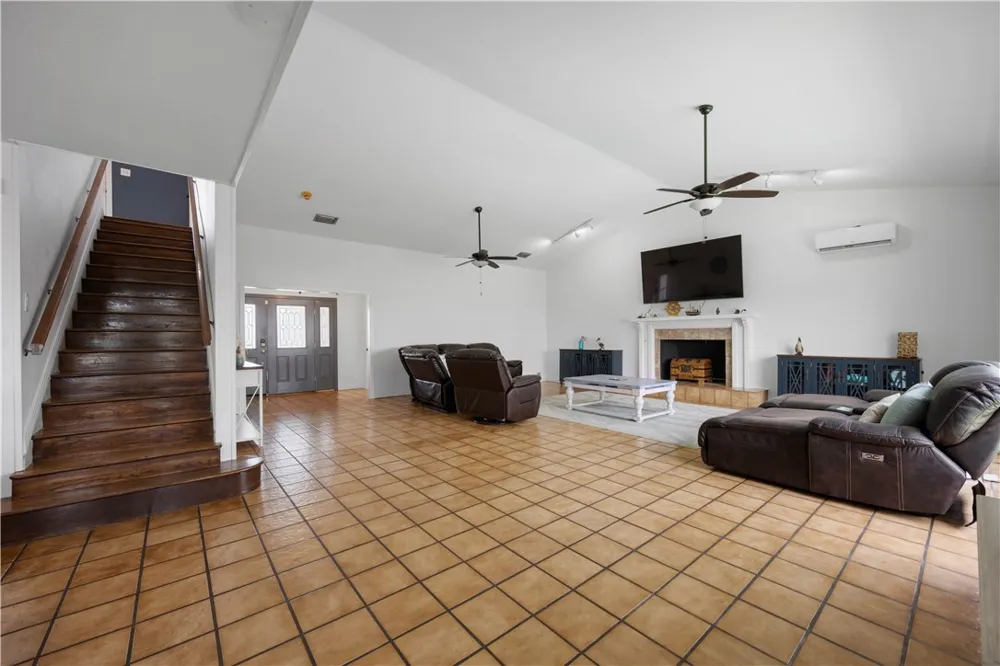 214 Bayview Drive Aransas Pass, TX 78336