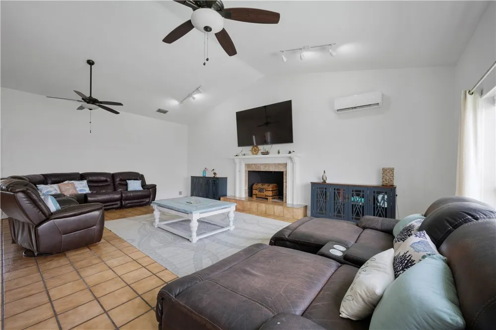 214 Bayview Drive Aransas Pass, TX 78336