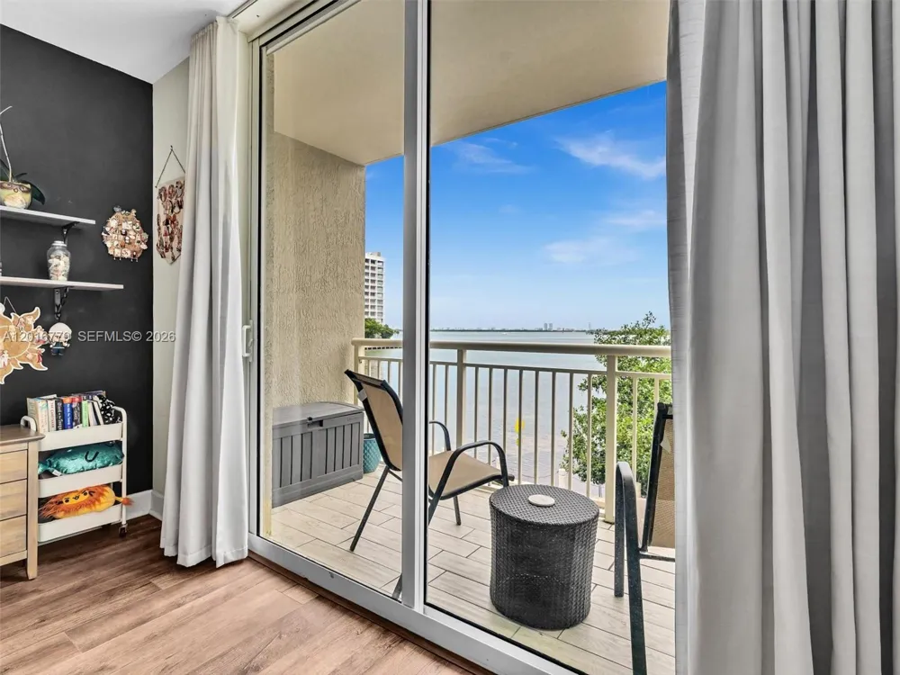 2000 Bayshore Dr #220 Miami, FL 33137