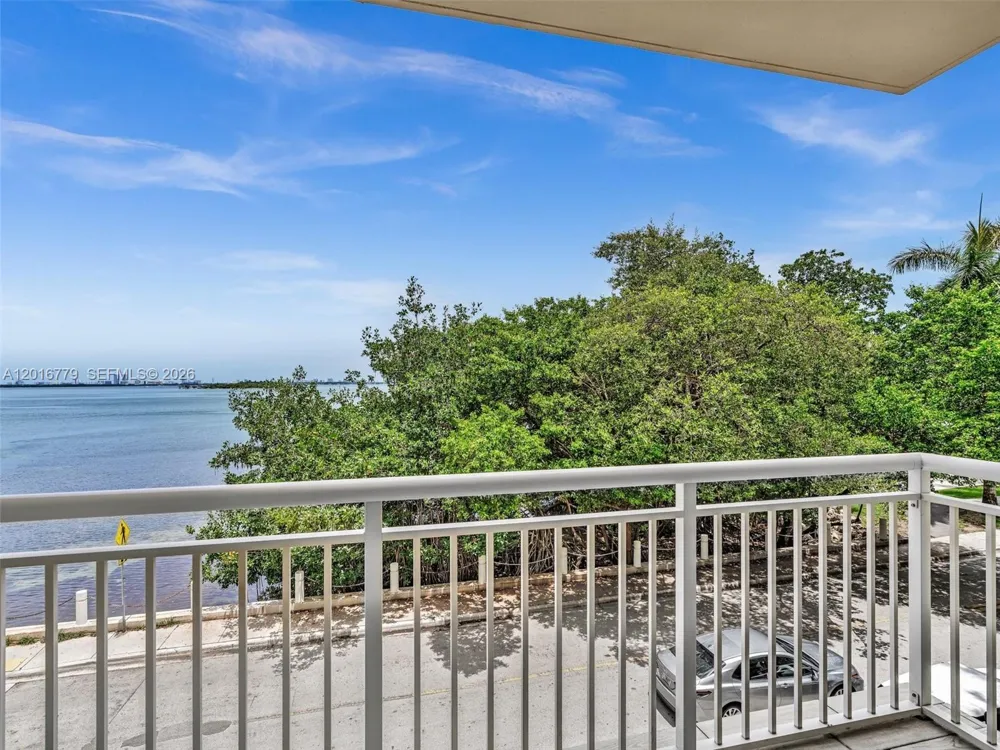 2000 Bayshore Dr #220 Miami, FL 33137