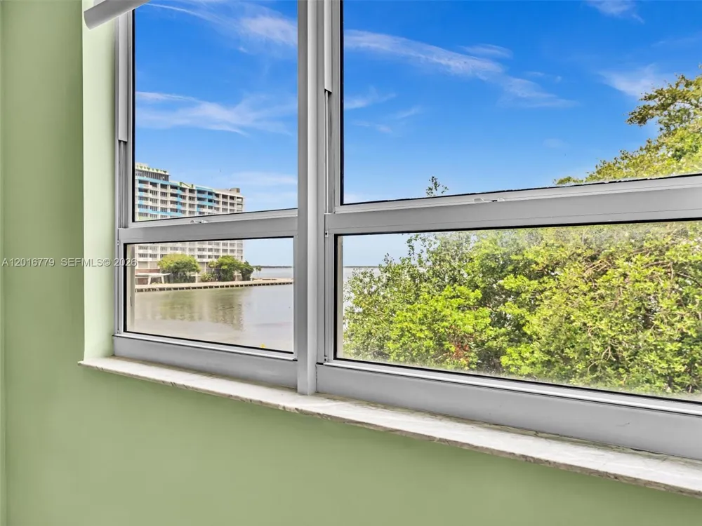 2000 Bayshore Dr #220 Miami, FL 33137