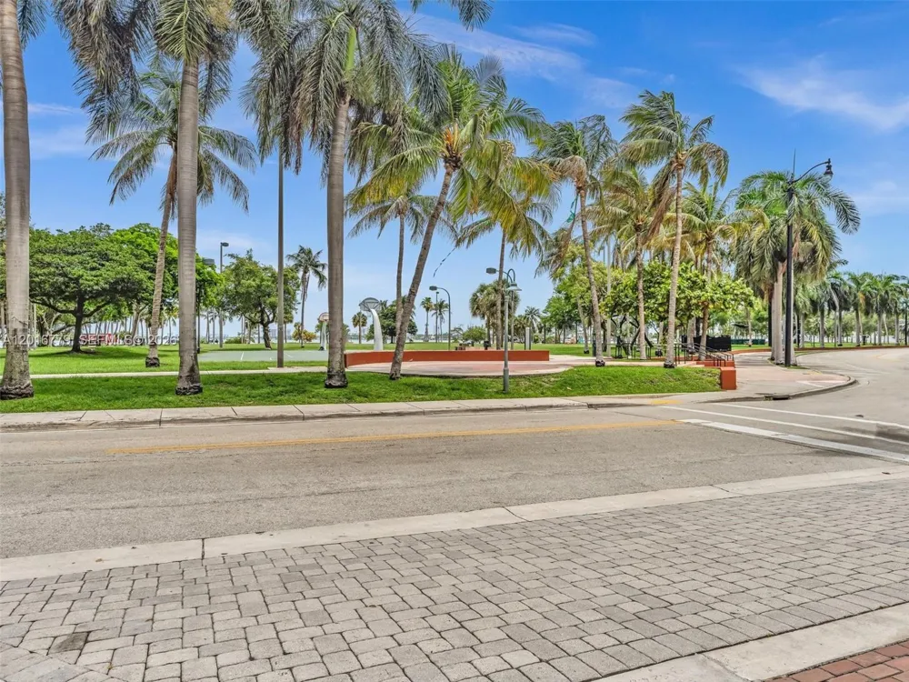 2000 Bayshore Dr #220 Miami, FL 33137