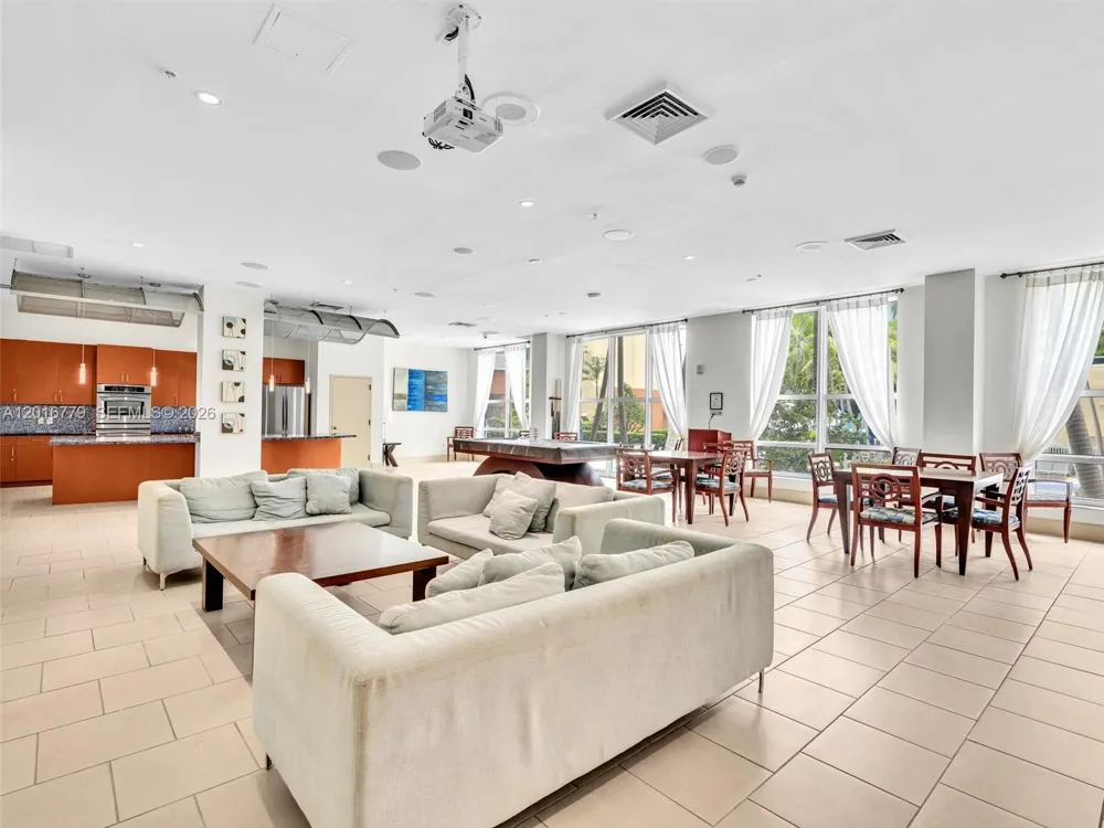 2000 Bayshore Dr #220 Miami, FL 33137