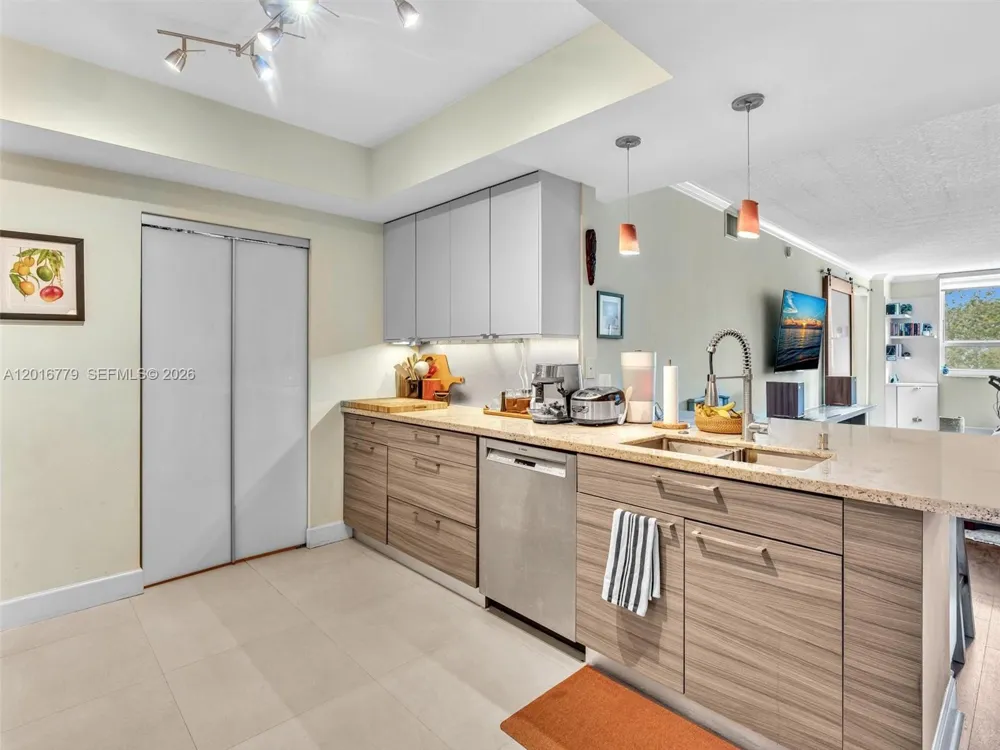 2000 Bayshore Dr #220 Miami, FL 33137