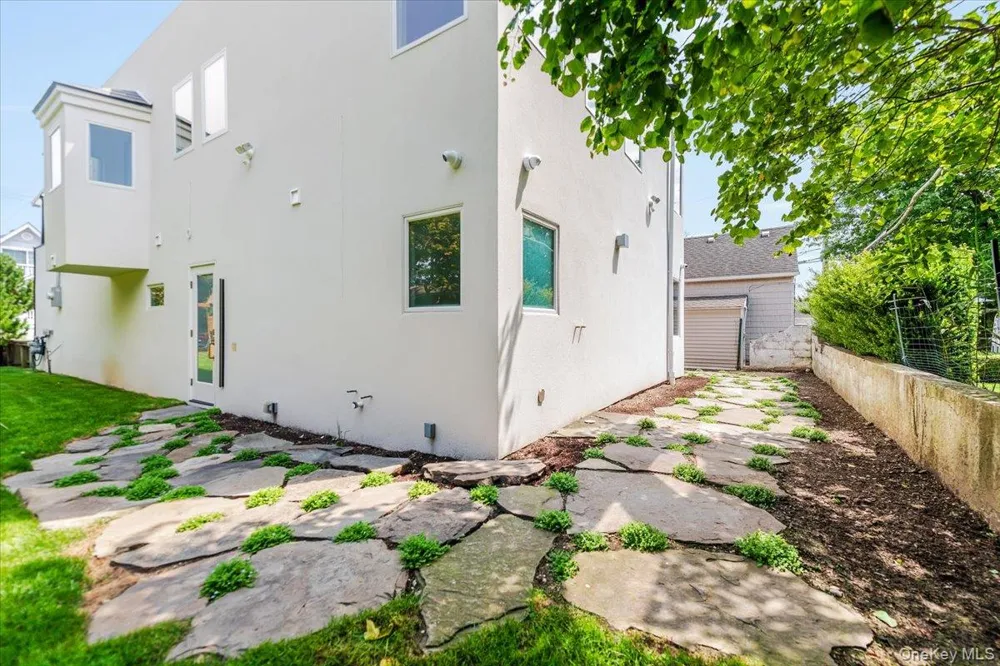 2105 Bay Boulevard Atlantic Beach, NY 11509