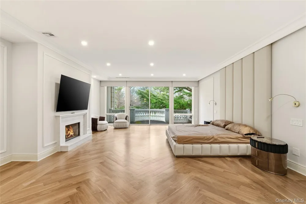 55 Coves Run Oyster Bay Cove, NY 11791
