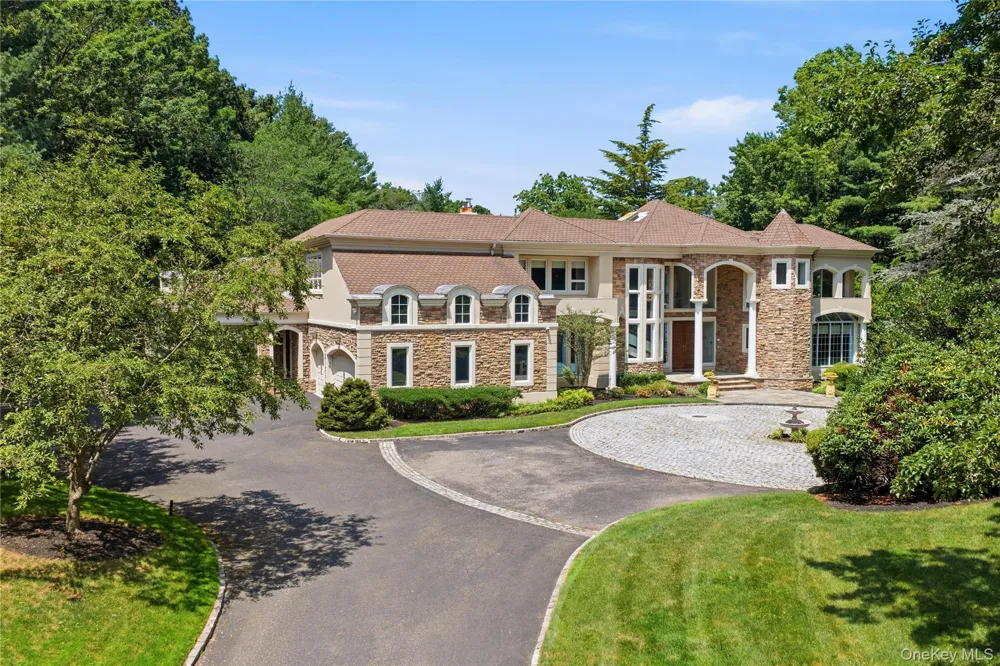 55 Coves Run Oyster Bay Cove, NY 11791