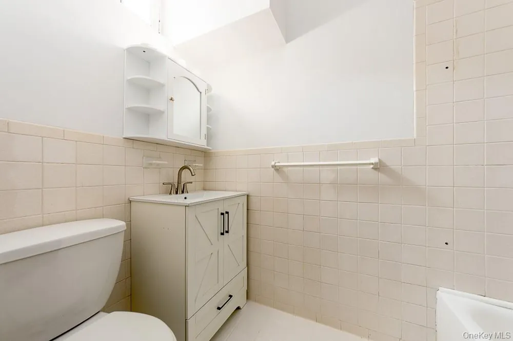10 Station Square #R42 Forest Hills, NY 11375
