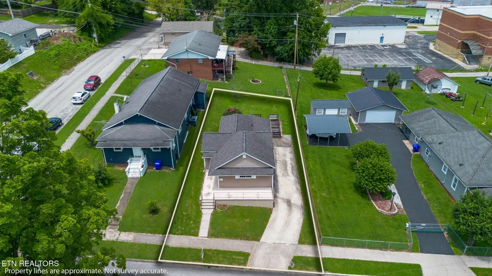 905 Cumberland St Harriman, TN 37748