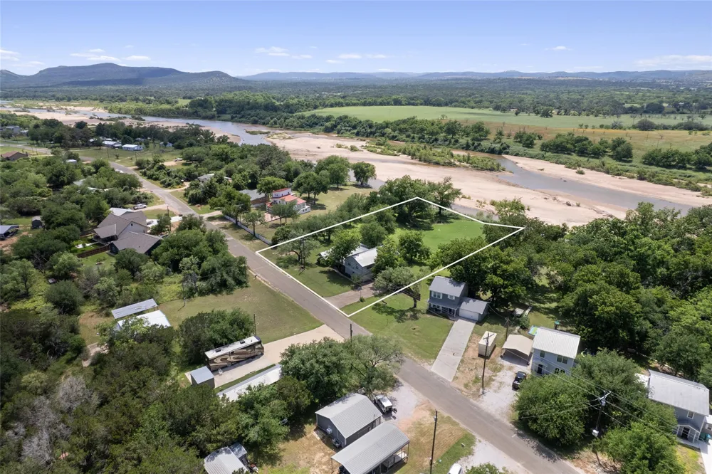 6448 River Oaks Drive Kingsland, TX 78639