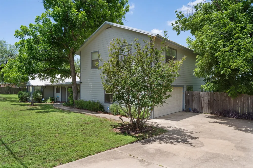 6448 River Oaks Drive Kingsland, TX 78639