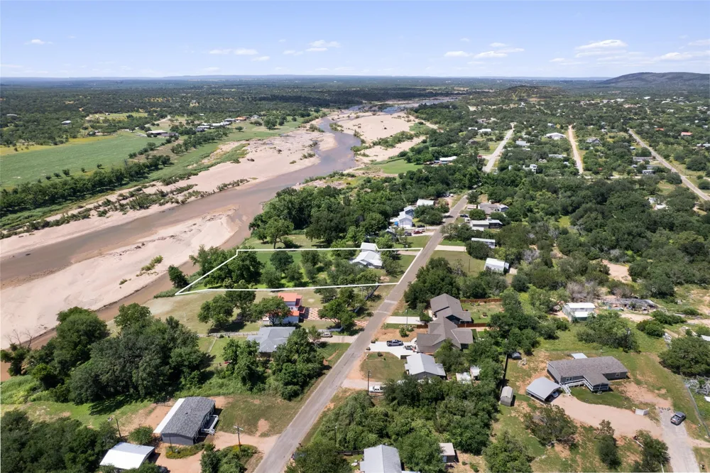 6448 River Oaks Drive Kingsland, TX 78639