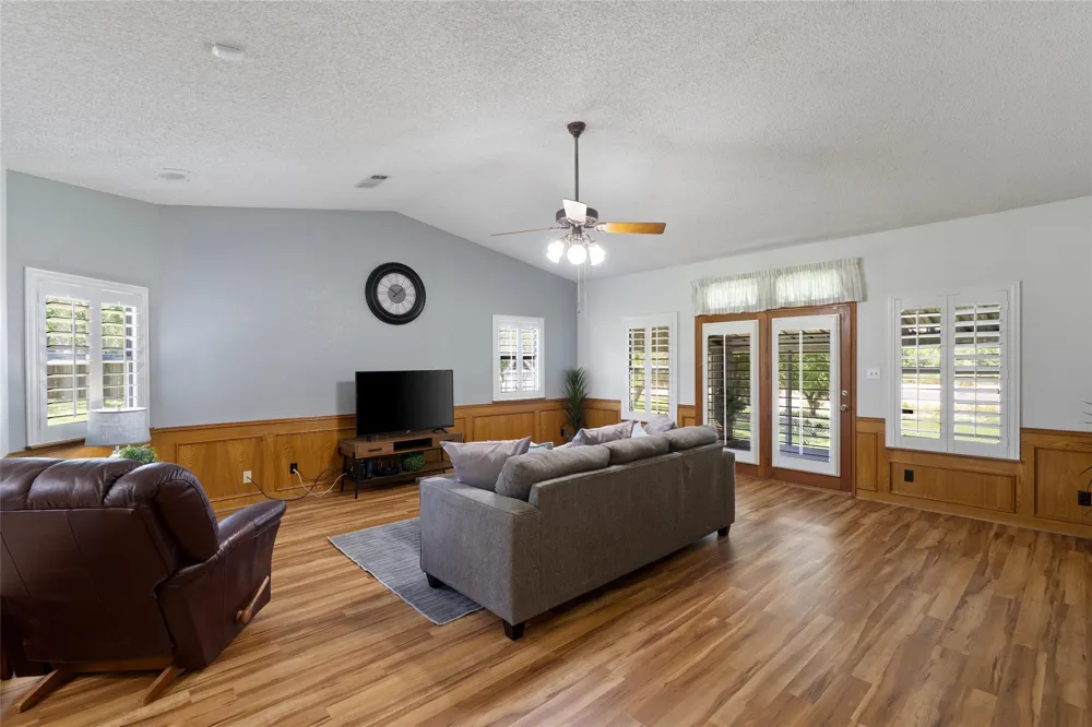 6448 River Oaks Drive Kingsland, TX 78639