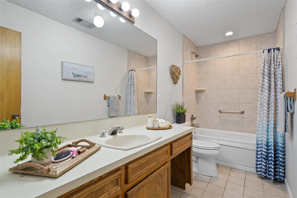 6448 River Oaks Drive Kingsland, TX 78639