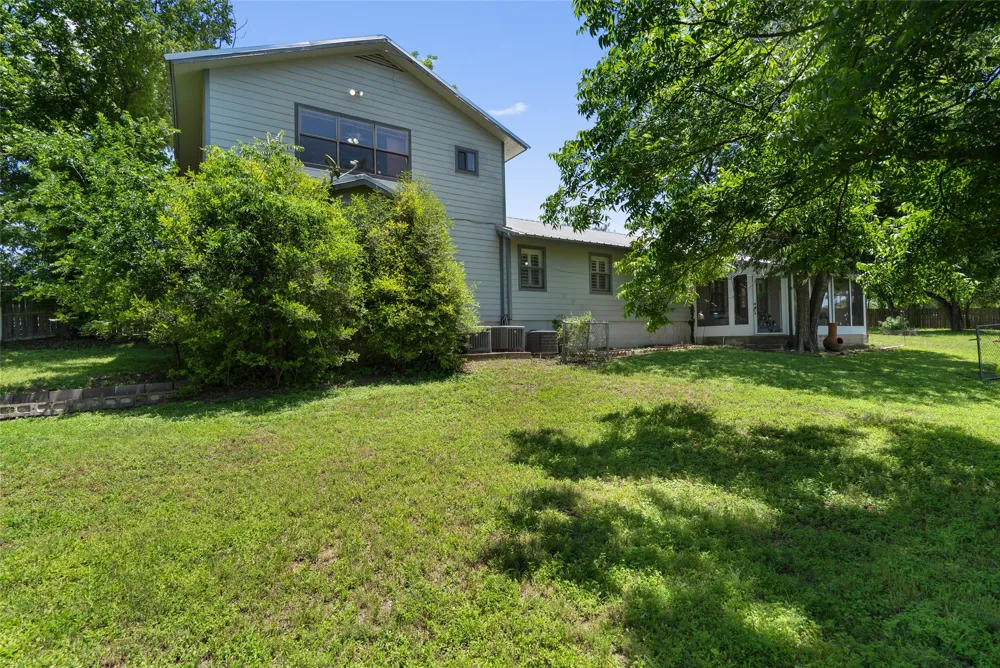6448 River Oaks Drive Kingsland, TX 78639