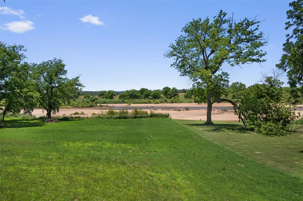 6448 River Oaks Drive Kingsland, TX 78639