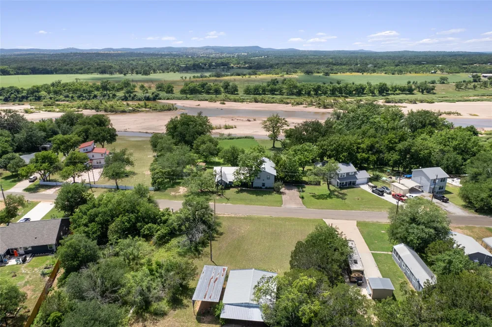 6448 River Oaks Drive Kingsland, TX 78639
