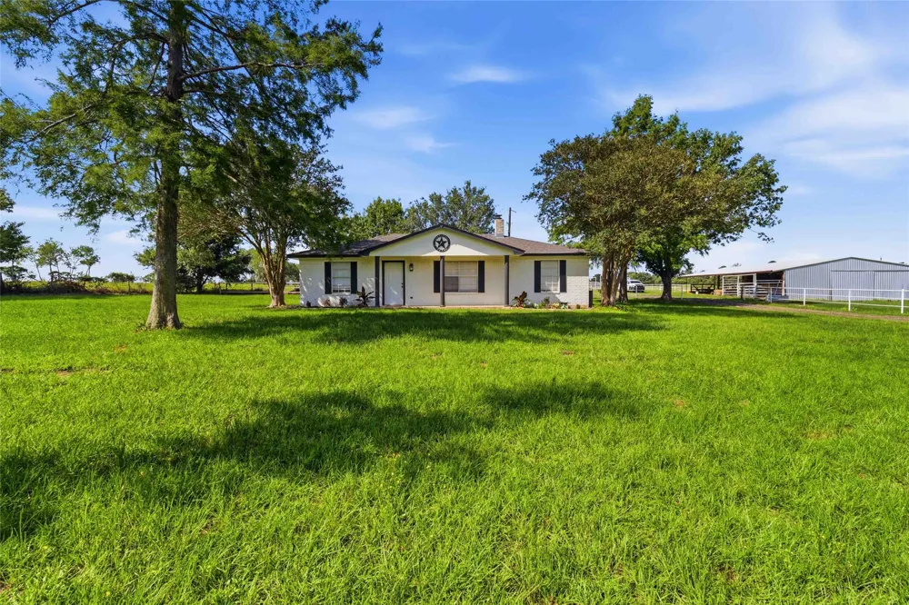 405 Old Highway 20 Highway McDade, TX 78650