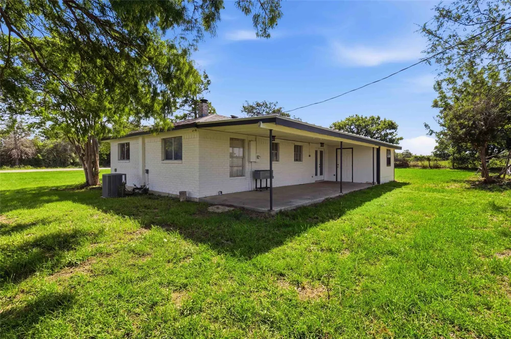 405 Old Highway 20 Highway McDade, TX 78650