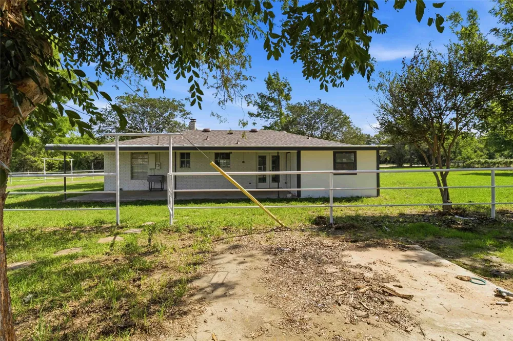 405 Old Highway 20 Highway McDade, TX 78650