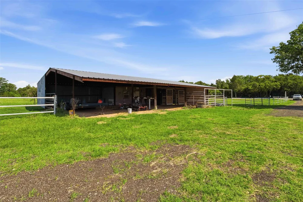 405 Old Highway 20 Highway McDade, TX 78650
