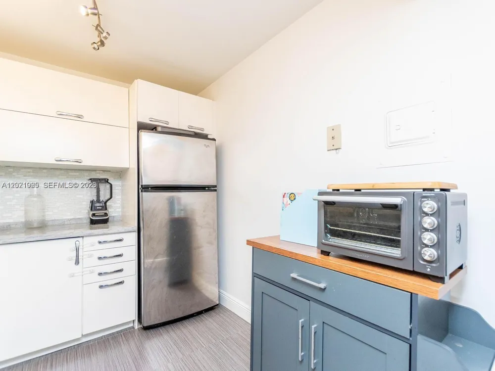 3701 Country Club Dr #1002 Aventura, FL 33180