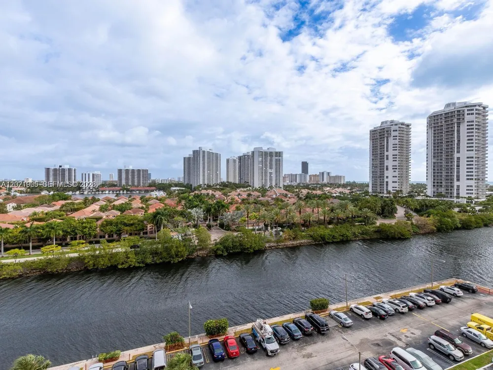 3701 Country Club Dr #1002 Aventura, FL 33180