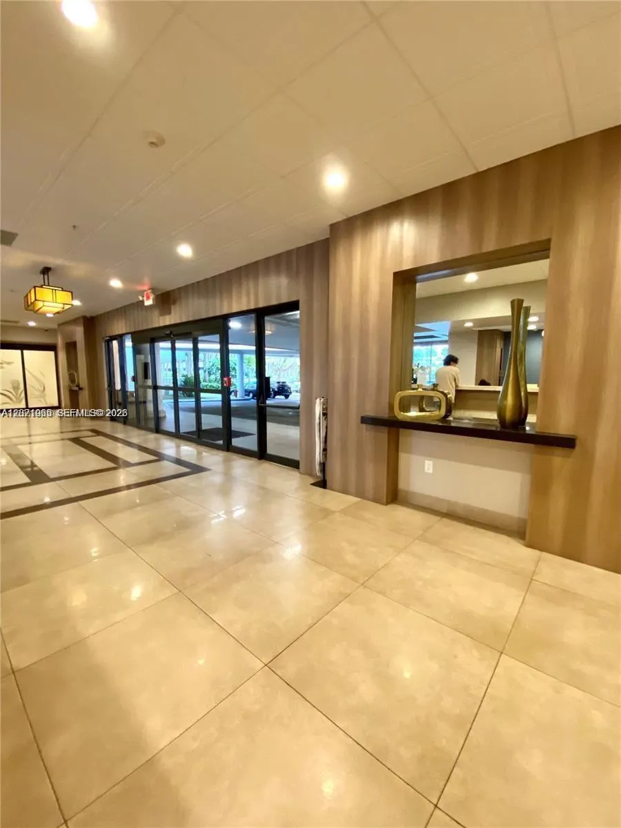 3701 Country Club Dr #1002 Aventura, FL 33180