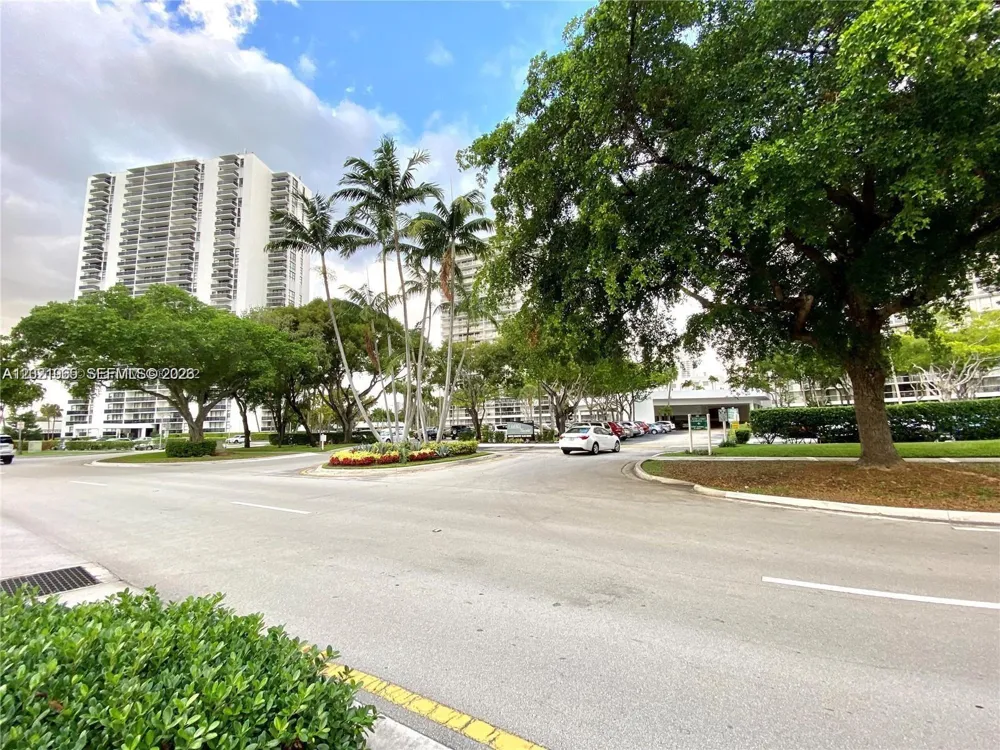 3701 Country Club Dr #1002 Aventura, FL 33180