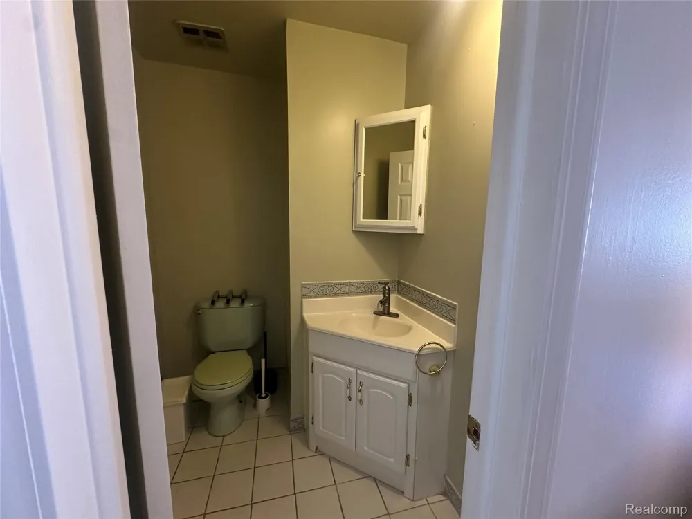 509 E University Drive Rochester City, MI 48307