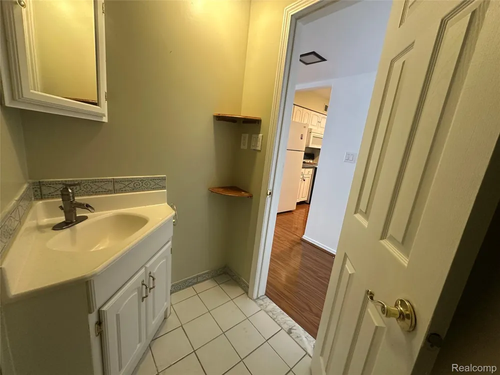 509 E University Drive Rochester City, MI 48307