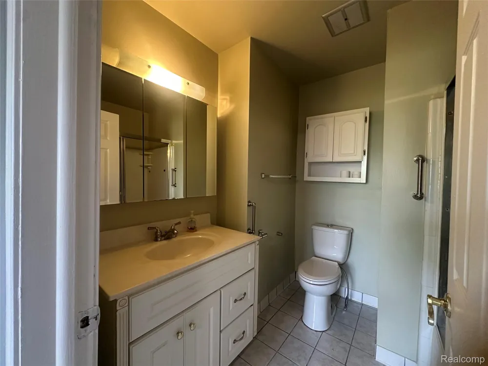 509 E University Drive Rochester City, MI 48307