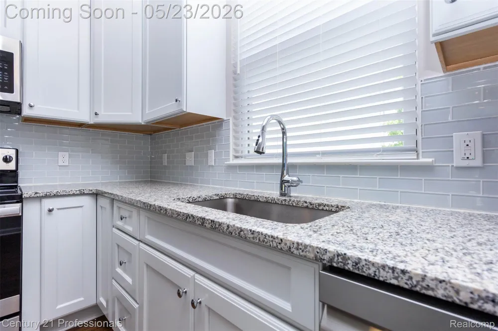 4918 TREESIDE LANE #27 Troy City, MI 48098