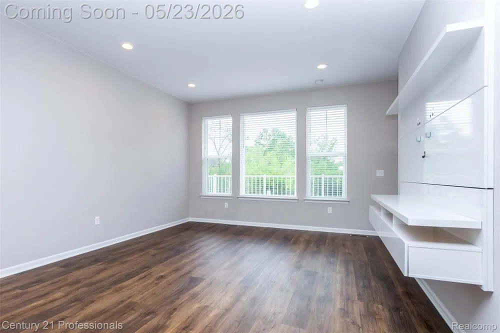 4918 TREESIDE LANE #27 Troy City, MI 48098