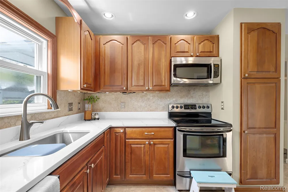 22827 Meridian Road Grosse Ile Township, MI 48138