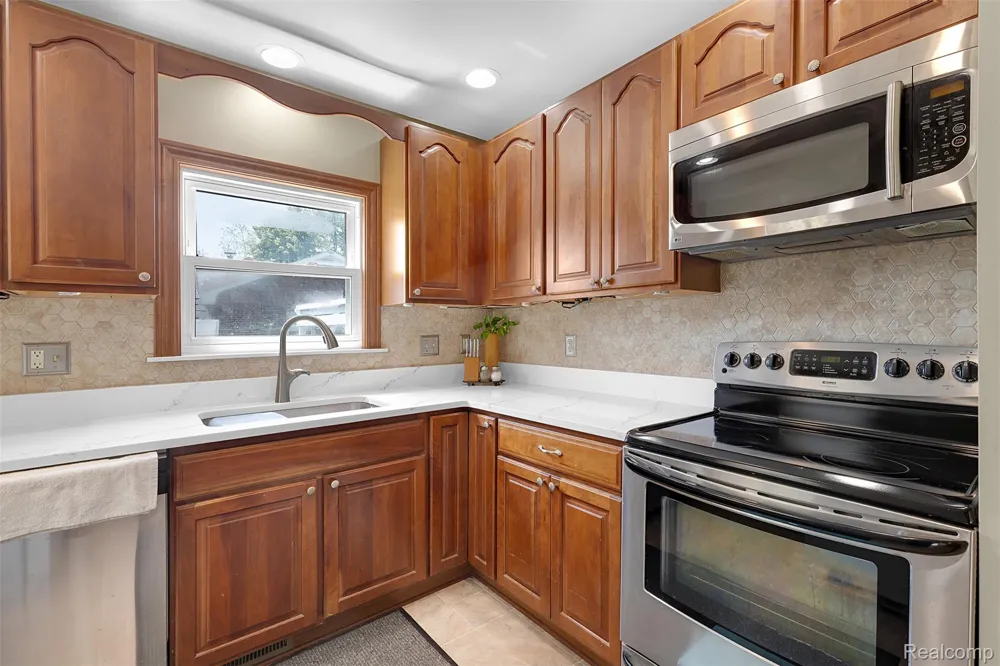 22827 Meridian Road Grosse Ile Township, MI 48138