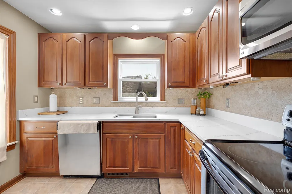 22827 Meridian Road Grosse Ile Township, MI 48138