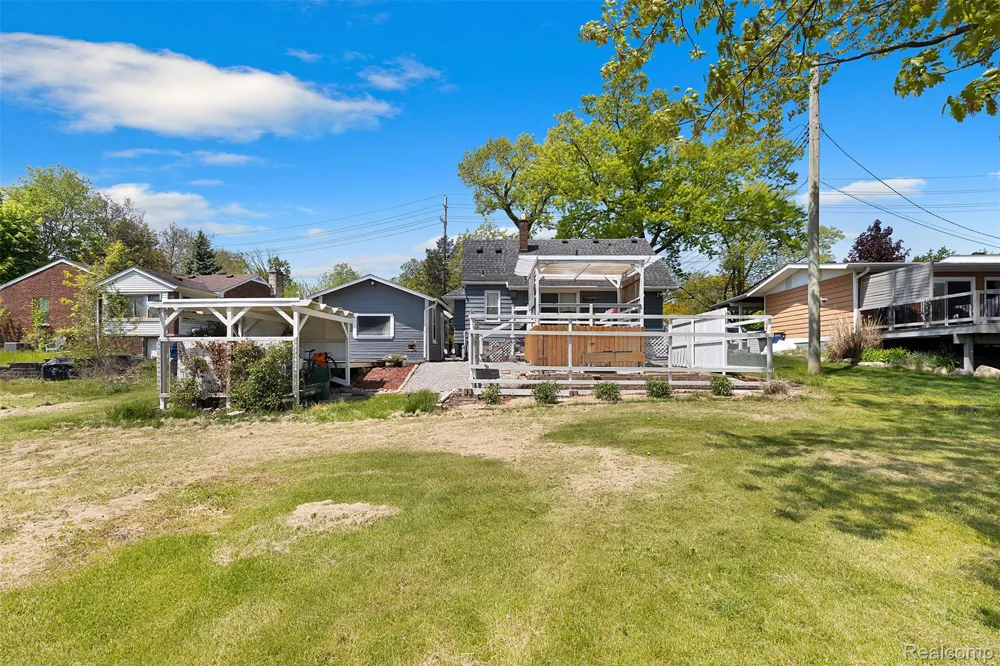 22827 Meridian Road Grosse Ile Township, MI 48138