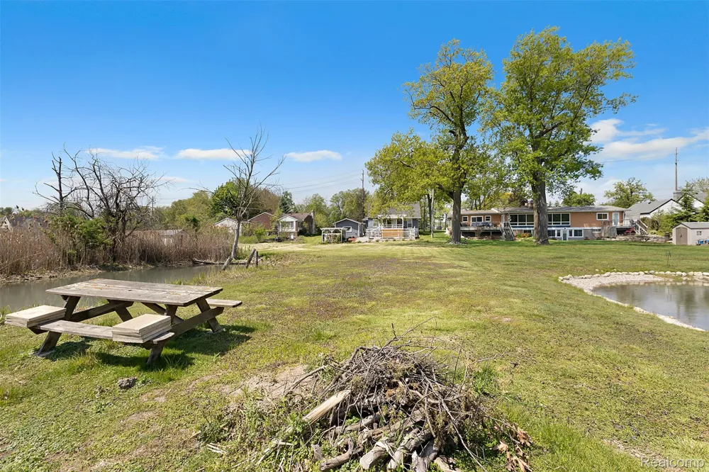 22827 Meridian Road Grosse Ile Township, MI 48138